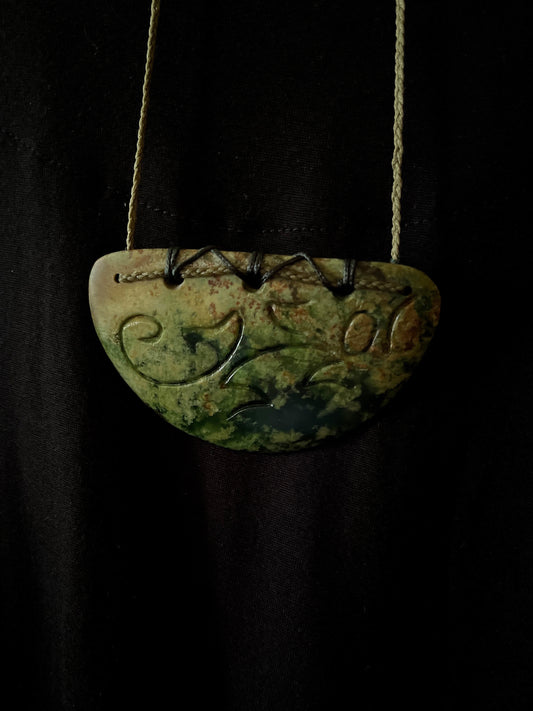Tuatara (Reptile) Breastplate - Pounamu