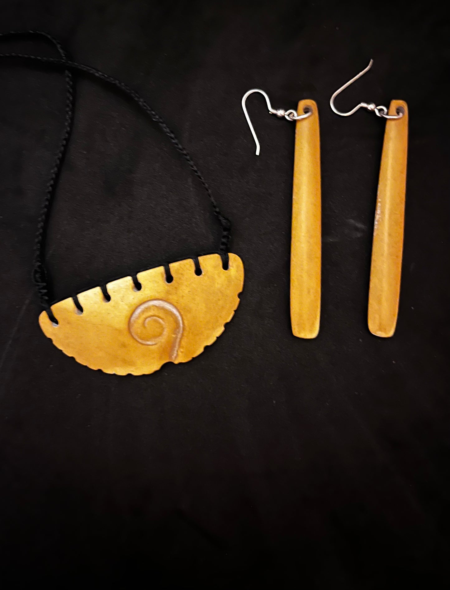 Breastplate and Earrings - Golden Kokopu | set