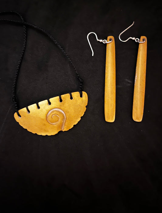 Breastplate and Earrings - Golden Kokopu | set